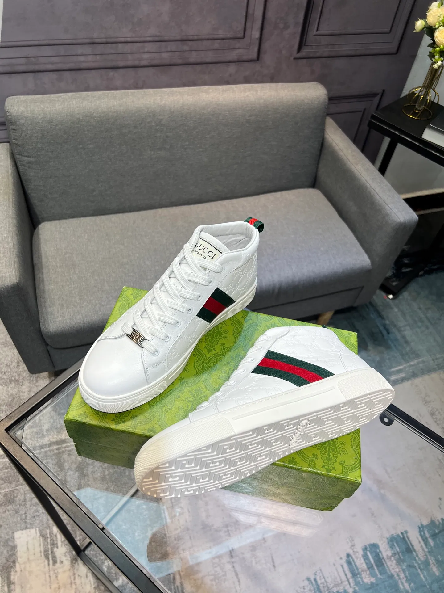 Men's men's shoes 💰460 The new high-top GUCCI (Gucci) counters are launched simultaneously. The new men's shoes, 😘fabrics are selected from imported cowhide, and the lining is sheepskin lining. 👍🏿 High-end ☄️ air-cushion molded anti-slip rubber outsole, exquisite lines, simple and elegant, comfortable and high-end for leisure travel. Code number: 38 to 44 (45 can be customized and cannot be returned or exchanged)